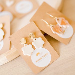 Boucle d’oreille fleur faïence blanche