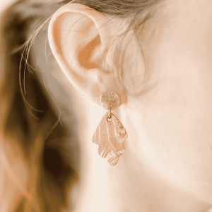 Boucle d’oreille feuille terre mêlée