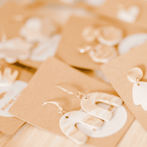 Boucle d’oreille univers terre mêlée