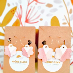 Boucle d’oreille grande fleur rose faïence